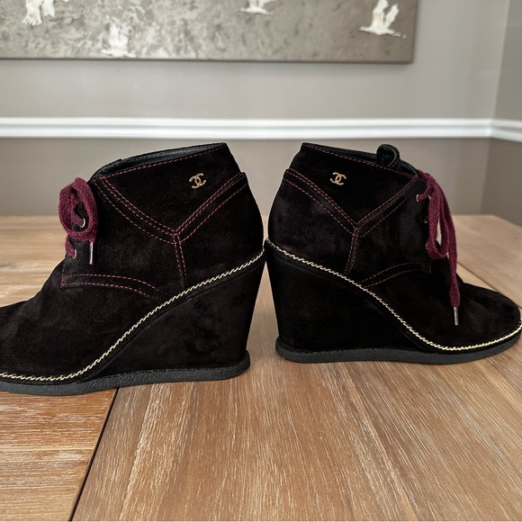 CHANEL Suede Wedge Booties CC Chain size 41 - Picture 6 of 12